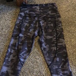 Zyia camo Capri leggings